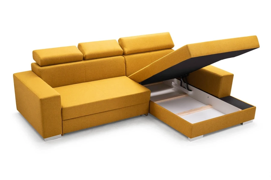 Senfgelbe Eckcouch mit geöffnetem Bettkasten für praktischen Stauraum.