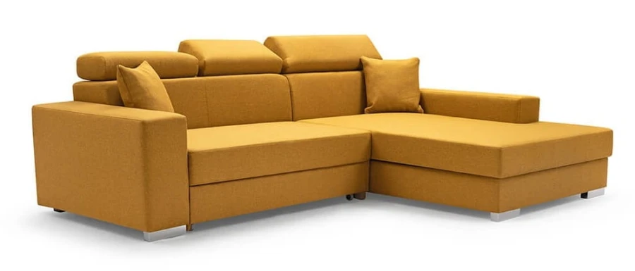 Gelbes L-Sofa mit gemütlichen Kissen und verstellbaren Kopfstützen, Ottomane auf der linken Seite.