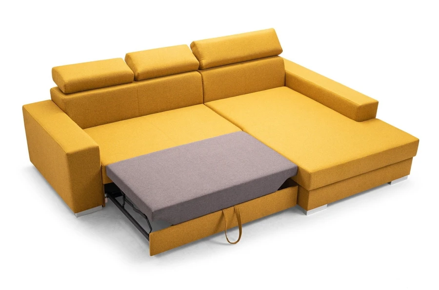 Komfortables gelbes Ecksofa mit ausgezogener Schlaffunktion zur Nutzung als Gästebett.