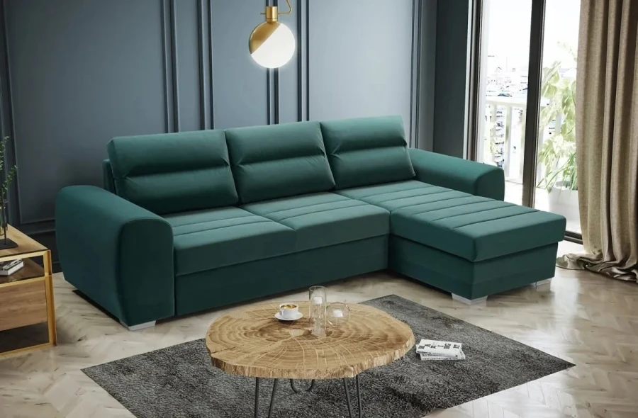 Elegantes Ecksofa in Petrol mit Samtbezug in einem modern eingerichteten Wohnzimmer.