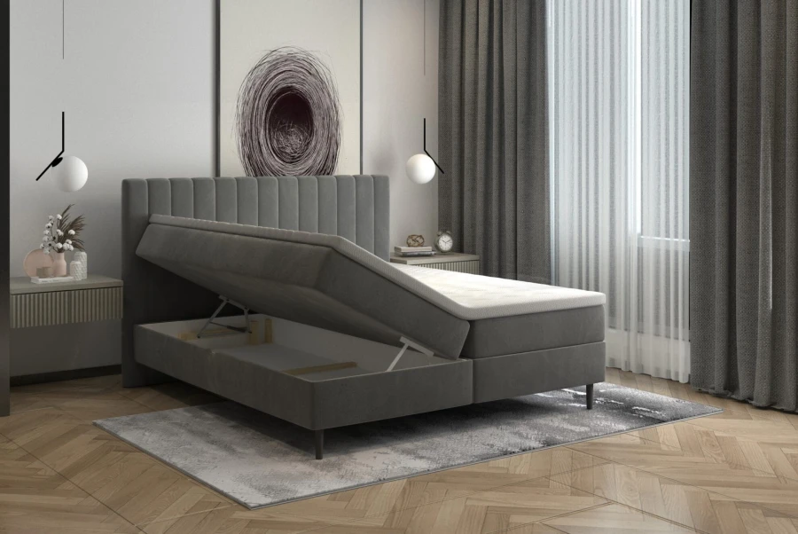 Boxspringbett in Grau mit geöffnetem Bettkasten für zusätzlichen Stauraum in modernem Schlafzimmer.