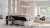 Modernes Schlafzimmer mit beige Boxspringbett und offenem Bettkasten für Stauraum.