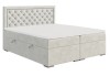 Elegantes Boxspringbett in Hellgrau mit dekorativer Knopfheftung am Kopfteil für zeitloses Design.