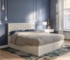 Modernes beiges Polsterbett mit gestepptem Kopfteil in stilvollem Schlafzimmer.