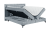 Freigestelltes graues Boxspringbett mit beidseitig aufklappbarem Stauraum.