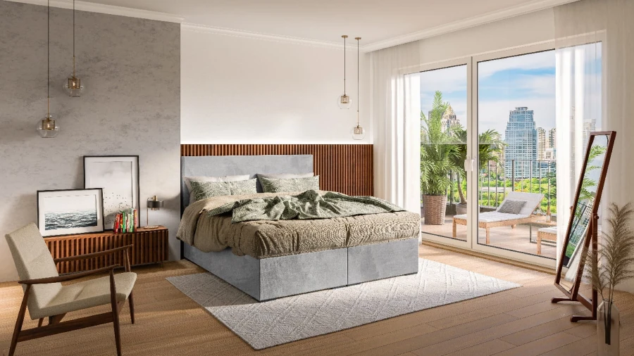 Hell eingerichtetes Schlafzimmer mit grauem Boxspringbett und Panoramafenster.