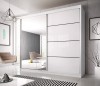 Weißer Schwebetürenschrank mit großer Spiegelfront in einer modernen Zimmereinrichtung.
