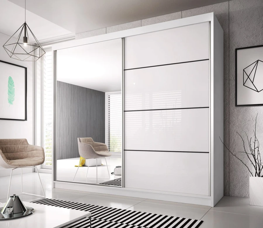 Weißer Schwebetürenschrank mit großer Spiegelfront in einer modernen Zimmereinrichtung.
