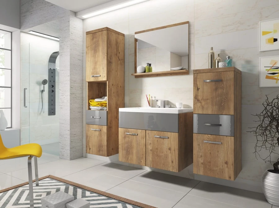 Badezimmer-Set in Eichenoptik mit grauen Front-Details, Hochschrank und Waschbeckenunterschrank.