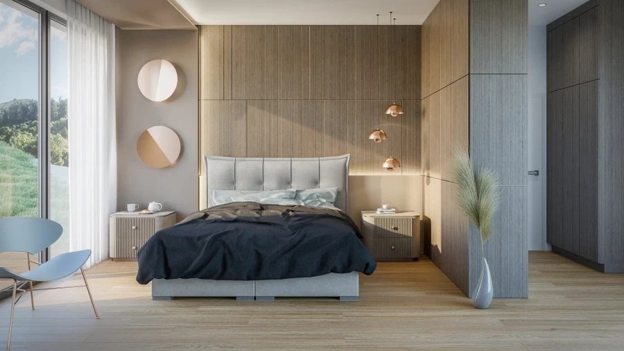 Helles Schlafzimmer-Interieur mit Boxspringbett, großem Fenster und moderner Einrichtung in Naturtönen.