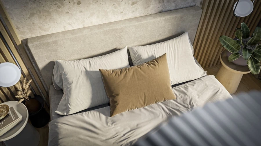 Nahaufnahme von bequemen Kissen auf einem gepolsterten Bett in einem stilvollen Schlafzimmer.
