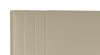 Nahaufnahme des beige gepolsterten Kopfteils mit eleganten vertikalen Ziernähten eines Boxspringbettes.
