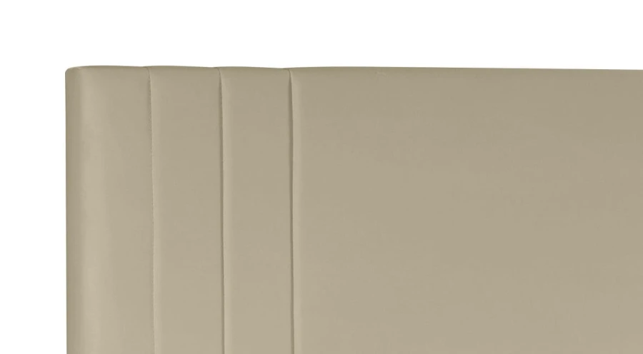 Nahaufnahme des beige gepolsterten Kopfteils mit eleganten vertikalen Ziernähten eines Boxspringbettes.