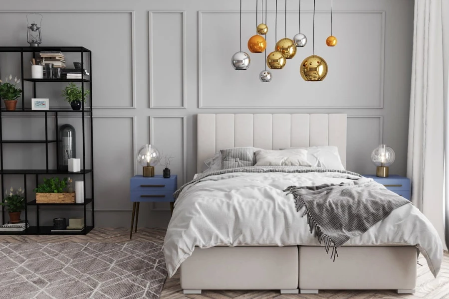 Beiges Boxspringbett in einem modern eingerichteten Schlafzimmer mit grauen Wänden.