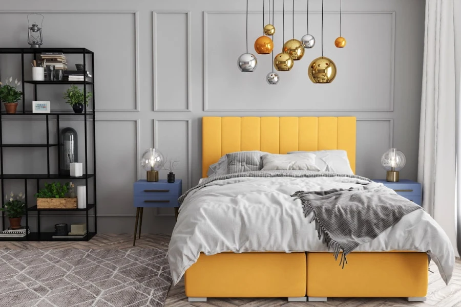 Gelbes Samt-Boxspringbett in einem stilvollen Schlafzimmer als heller Farbtupfer.
