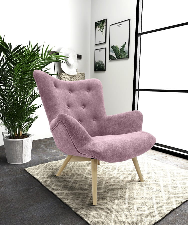 Rosa Sessel mit Knopfsteppung und hellen Holzbeinen in moderner Wohnung.