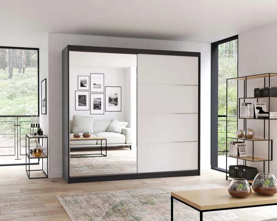 Großer Schwebetürenschrank in Weiß und Schwarz mit Spiegeltür in modernem Ambiente.