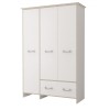 Klassischer weißer Kleiderschrank, 3-türig mit Schubladen und Seilgriffen im Landhausstil.