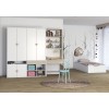 Helles Kinderzimmer-Set mit Kleiderschrank, Schreibtisch und Bett in modernem Design.