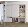 Moderner weißer Kleiderschrank mit Schreibtisch und Regalen für das Kinderzimmer.