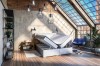 Boxspringbett mit Bettkasten im Industrie-Loft mit großen Dachfenstern