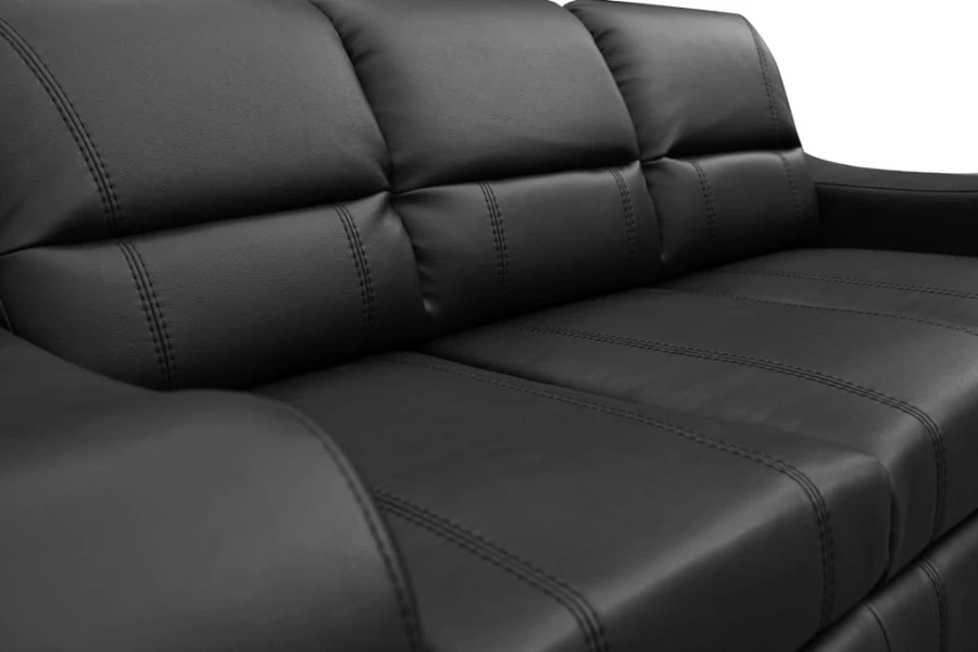 Nahaufnahme eines schwarzen Kunstleder-Sofas mit eleganten, vertikalen Ziernähten.