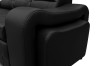 Detailansicht der Armlehne eines schwarzen Kunstleder-Sofas mit eleganten Nähten.