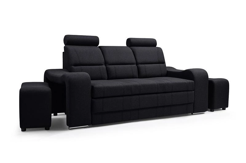 Modernes dunkelgraues Stoffsofa inklusive zwei platzsparender Hocker in der Frontansicht.