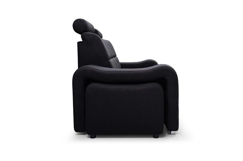 Seitenansicht eines dunklen Sofas mit unter der Armlehne verstautem Hocker.