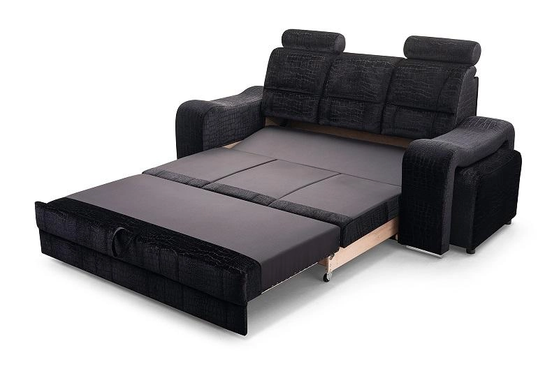 Komplett ausgezogene Liegefläche des Schlafsofas mit Krokodil-Muster in Schwarz.