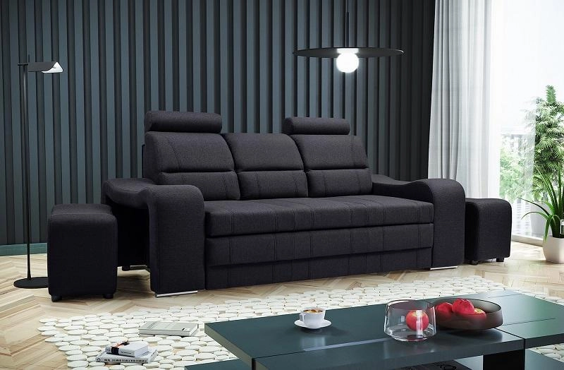 Stilvolles schwarzes Sofa im modernen Wohnzimmer-Ambiente mit Couchtisch.