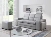 Modernes graues Sofa im hellen Wohnzimmer mit Couchtisch und passendem Hocker.