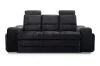 Elegantes schwarzes Sofa mit strukturierter Oberfläche in Reptil-Optik.