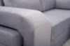 Detailansicht der gepolsterten Armlehne eines grauen Sofas mit hochwertiger Textur.