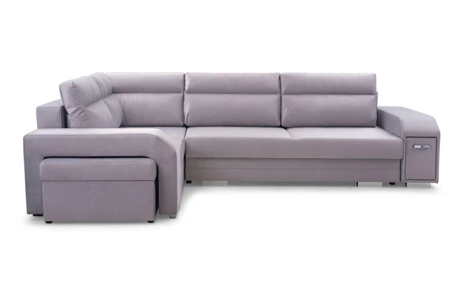 Modernes Ecksofa in Hellgrau mit integriertem Hocker und Stauraum.