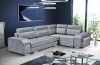 Stilvolle hellgraue Eckcouch im modernen Wohnzimmerdesign.
