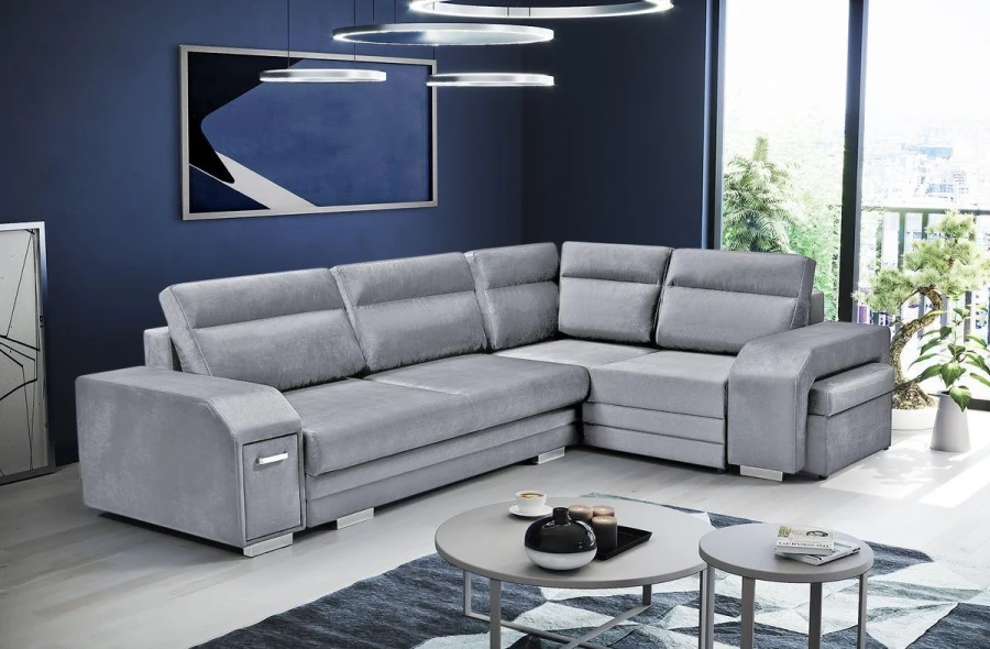 Stilvolle hellgraue Eckcouch im modernen Wohnzimmerdesign.