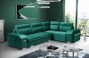 Smaragdgrünes L-Sofa in einem eleganten grünen Wohnzimmer.
