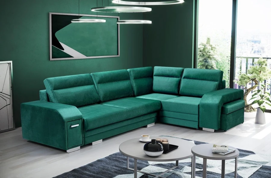 Smaragdgrünes L-Sofa in einem eleganten grünen Wohnzimmer.