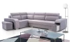 Modernes graues Ecksofa mit integriertem Stauraum und passendem Hocker im Wohnzimmer-Ambiente.
