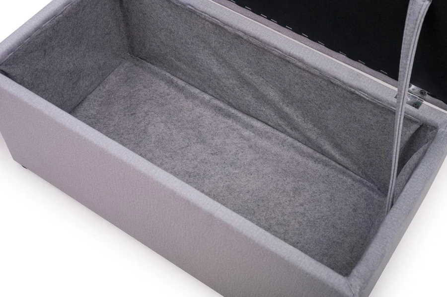 Innenansicht des Bettkastens eines Sofas mit grauer Stoffauskleidung für zusätzlichen Stauraum.
