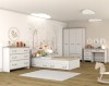 Komplettes Kinderzimmer-Set mit Waldtier-Motiven, Bett, Kleiderschrank und weißem Schreibtisch.