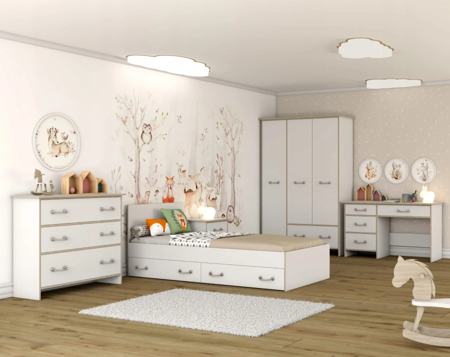 Komplettes Kinderzimmer-Set mit Waldtier-Motiven, Bett, Kleiderschrank und weißem Schreibtisch.