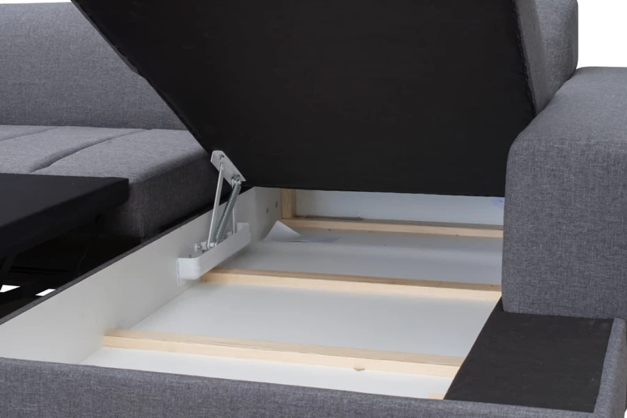 Nahaufnahme des Bettkastens mit Hebemechanismus, praktischer Stauraum im Sofa.