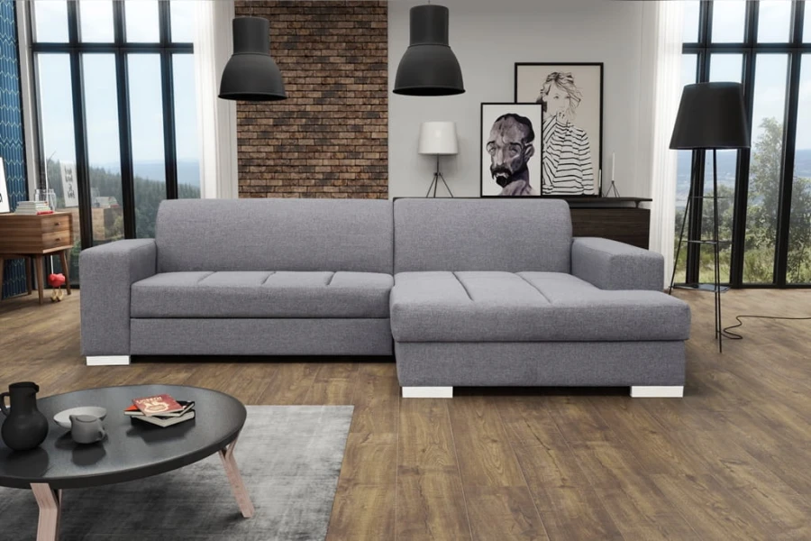 Modernes hellgraues Ecksofa in L-Form in einem stilvoll eingerichteten Wohnzimmer.