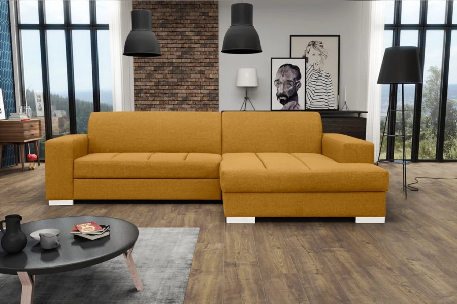 Auffälliges senfgelbes Ecksofa als Highlight in einem modern gestalteten Wohnraum.