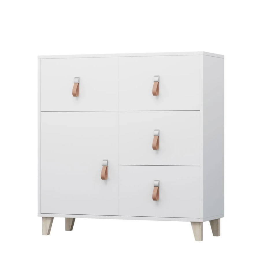 Weiße Kommode mit braunen Ledergriffen und Holzfüßen im skandinavischen Design.