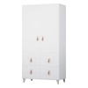 Hoher weißer Kleiderschrank mit zwei Türen, vier Schubladen und eleganten Ledergriffen.