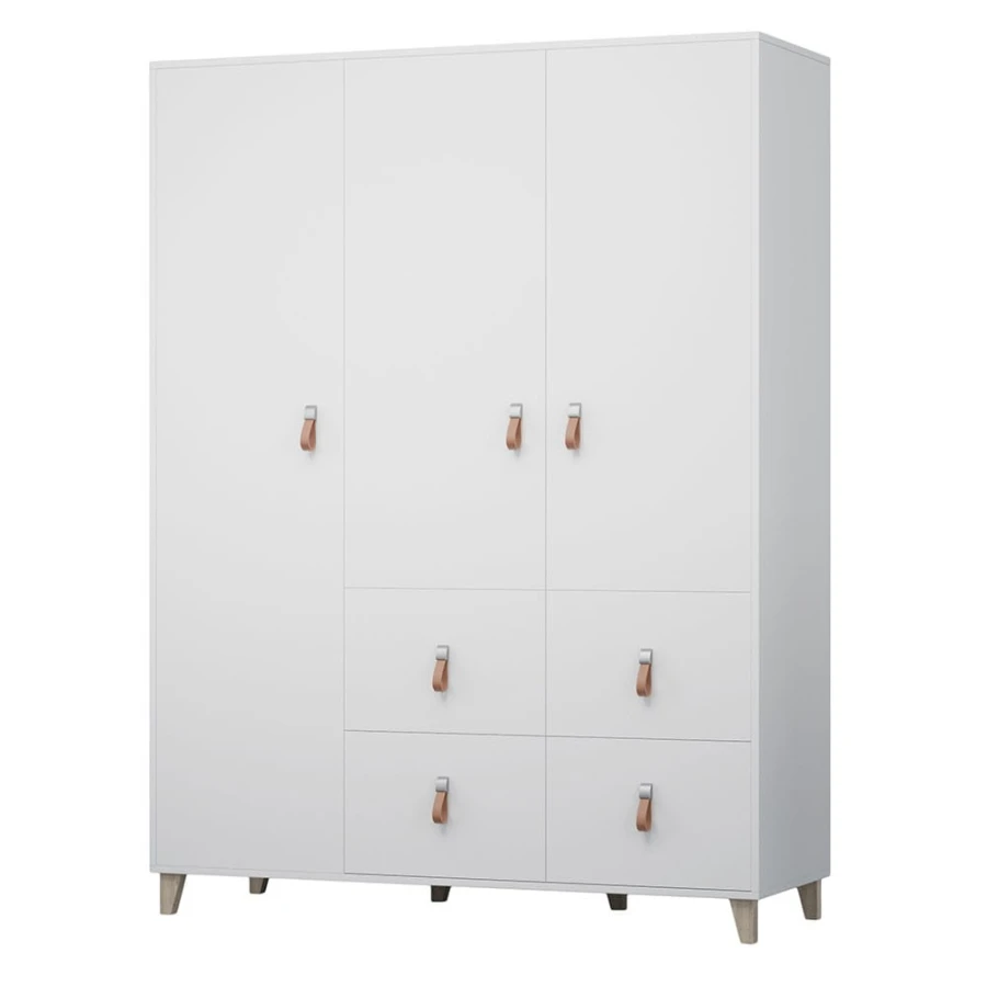 Weißer Kleiderschrank mit 3 Türen, Ledergriffen und Holzfüßen für das Kinderzimmer.