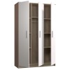 Geöffneter Kleiderschrank mit Innenansicht, Kleiderstange und Ablagefächern
